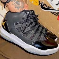 Jordan "Max Aura Black And Gold" ! Size 8men! $40 OBO 