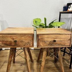 Boho Wood Side Tables (2 Available) …Mesas auxiliares boho de madera (2 disponibles)