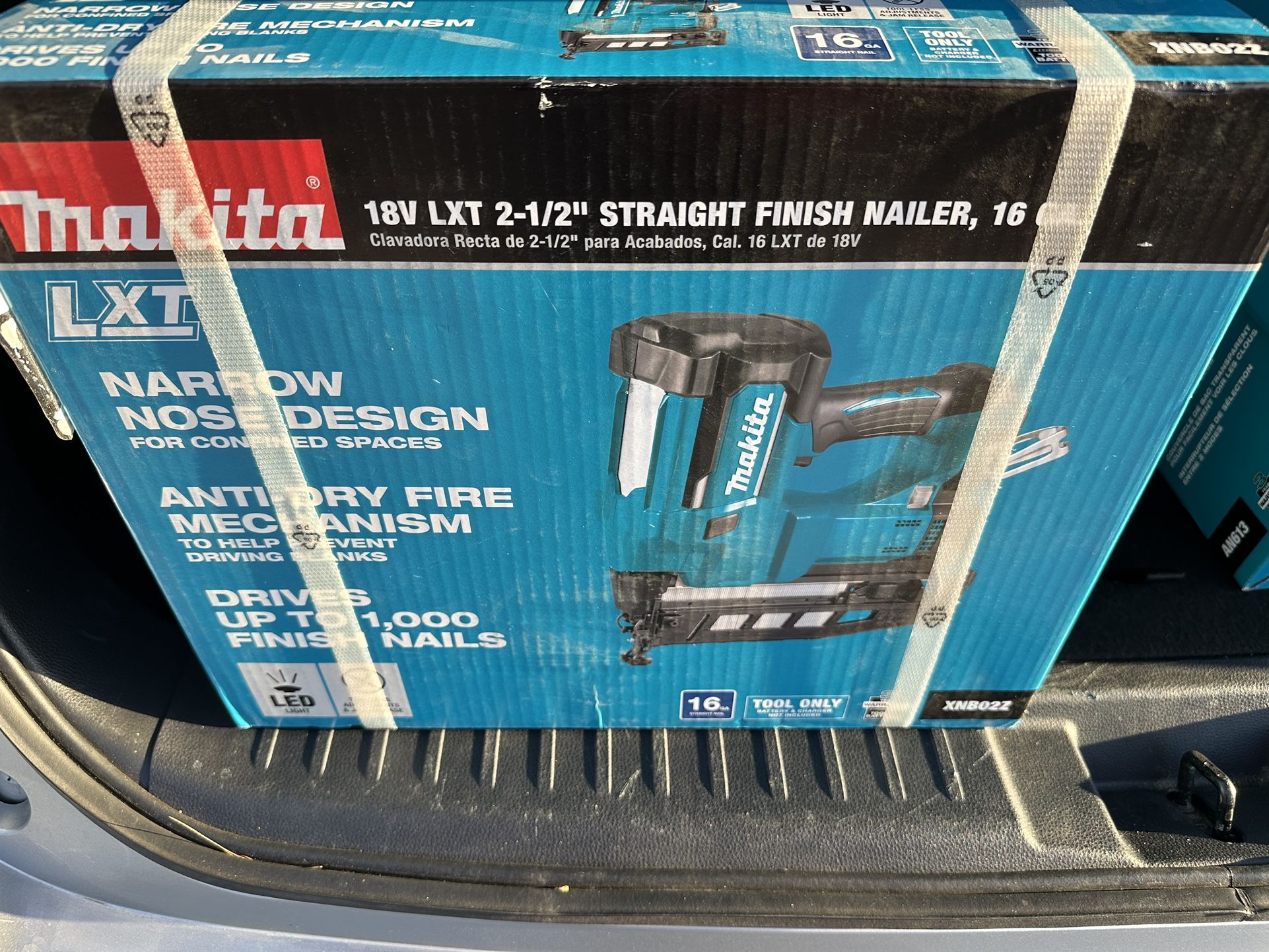(NEW) Makita 18V LXT Lithium-Ion 16-Gauge Cordless 2-1/2 in. Straight Finish Nailer (Tool Only)