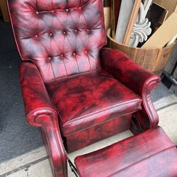 BEAUTIFUL DEEP RED LEATHER RECLINER 