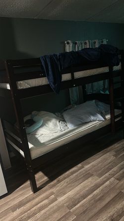 Twin bunk bed