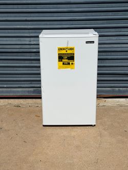 New!! Magic Chef 3.3 cu. ft. Mini Fridge in White