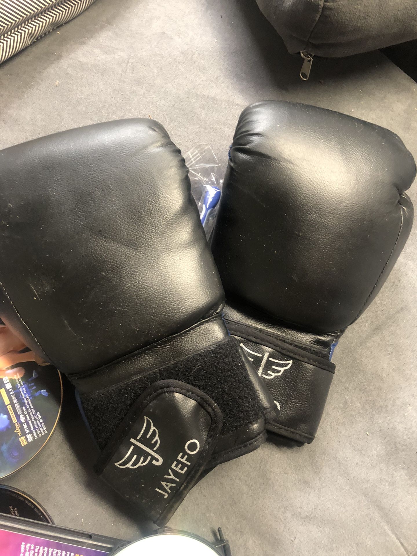 MMA/Boxing Heavy bag W/ A Pair Of 14 Oz Boxing Gloves 