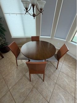 Lyncott Round Dining Table