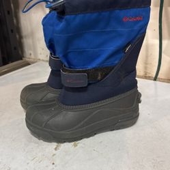 Youth Snow boots Size 2 - Columbia