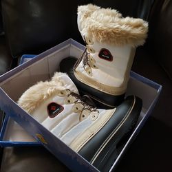Brand new in box size 6 boots bought wrong size