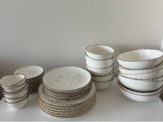 Stoneware dinnerware set