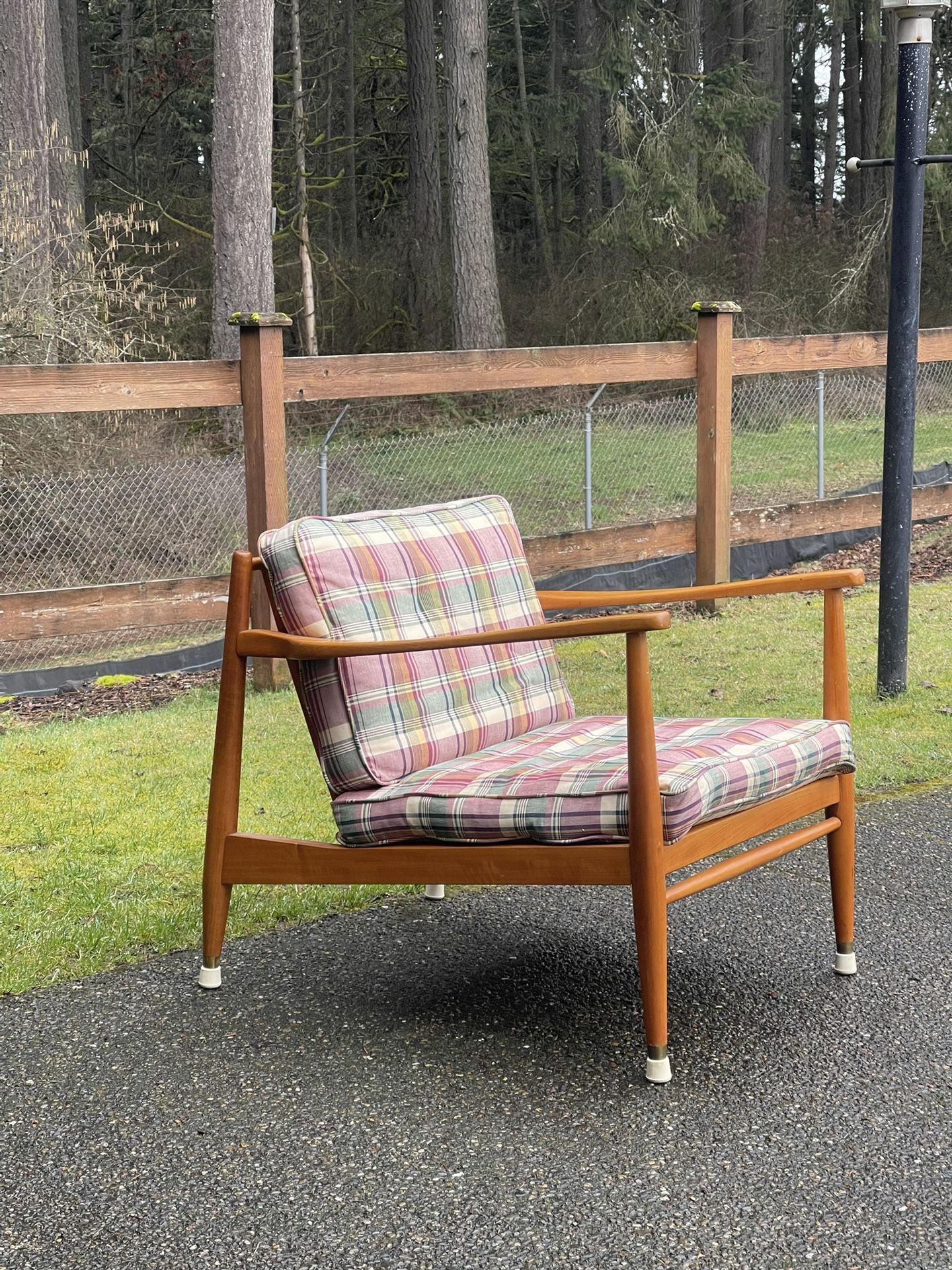 SHIELD CHAIR COMPANY MID CENTURY LOUNGER