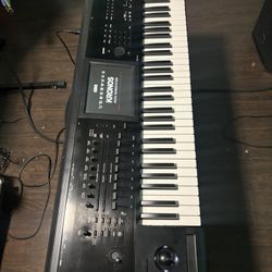 Korg Kronos 2 61 With Roadrunner Hard Case 
