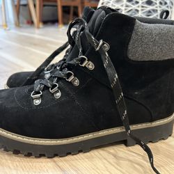 St. John's bay shawna black boots Women's size 10