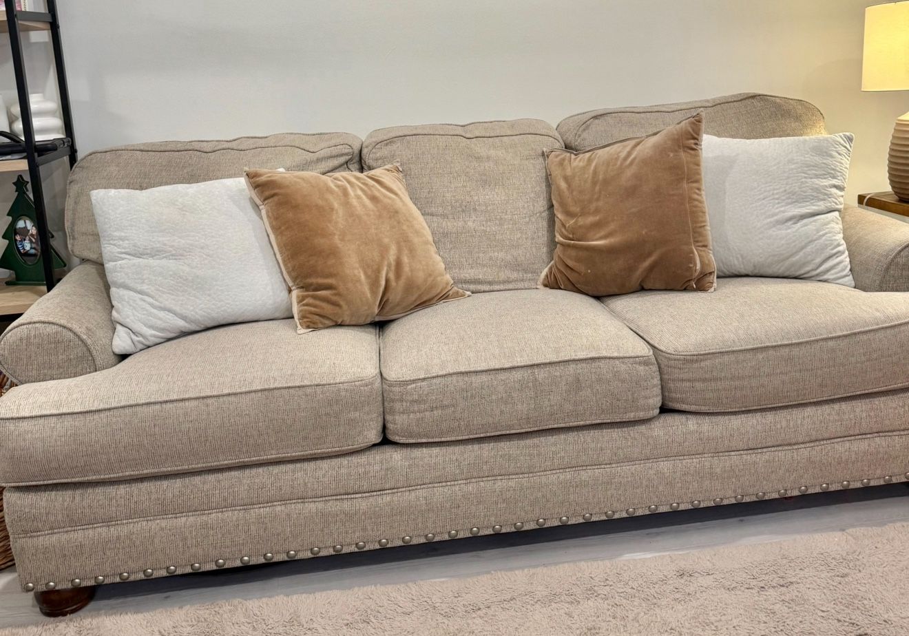 SELLING SOFA AND LOVESEAT 