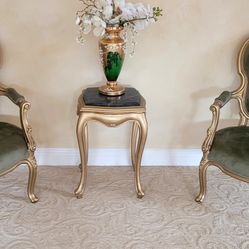 2 armchairs and table