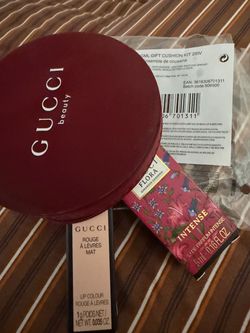 Gucci Beauty round zip pouch in a rich plum  Came with mini Gucci Flora Gorgeous Gardenia Eau de Parfum Intense gift set or collection with a miniatur