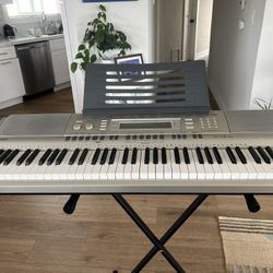 Casio Wk 200 Keyboard W/ Stand - Like New 