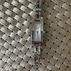 Gucci Women’s Silver Watch – Elegant Slim Design