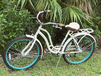 🌴 Beach cruiser ready for sunny rides!