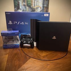 PS4 PRO CIB/ 4 Great Games/ 2 Controllers
