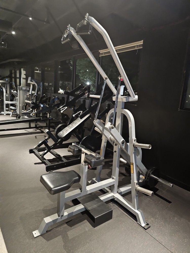 Plate Loaded Lat Pull