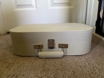 Crowley Cream Suitcase Record Player/Turntable