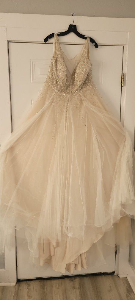 Galina Signature Wedding Dress, Size 16, Color Ivery/Champagne 