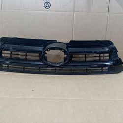 16 -19 Toyota Highlander Upper grille oem