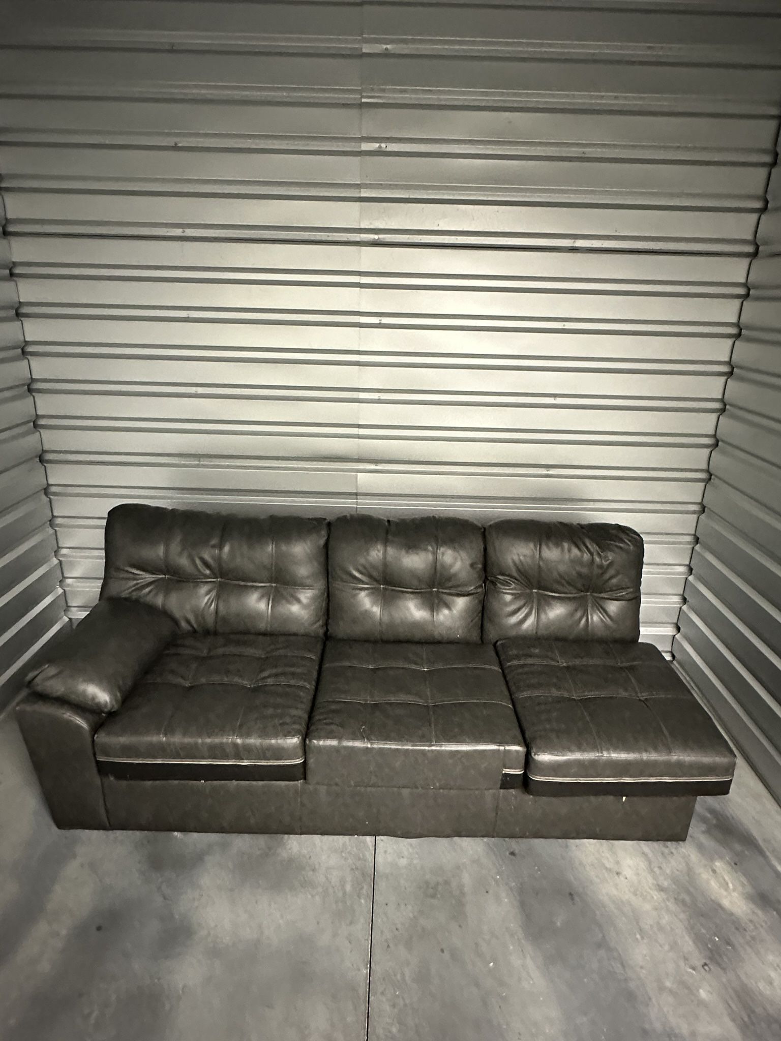🛋️ 2-Piece Sectional – American Signature “Trotter” Charcoal – $1,800 OBO
