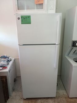 GE Refrigerator white ex large excellent condition . Warranty . Delivery available . 2203 Fowler st. Ft. Myers 33901
