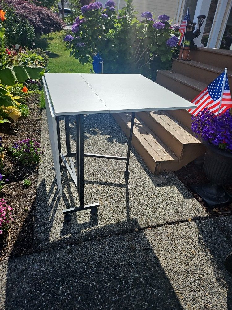 Folding cutting table.
