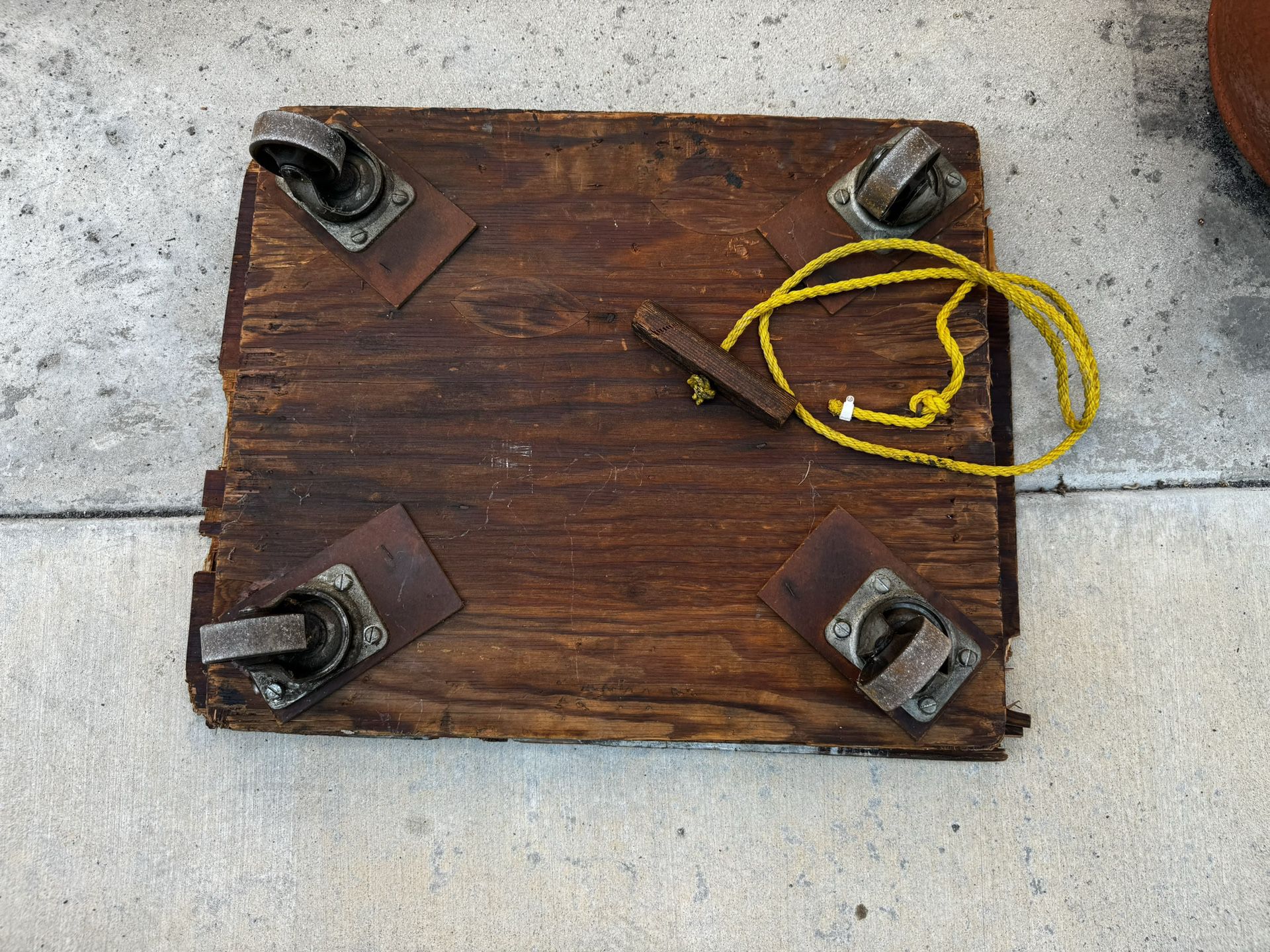 Old style pallet with four pulleys