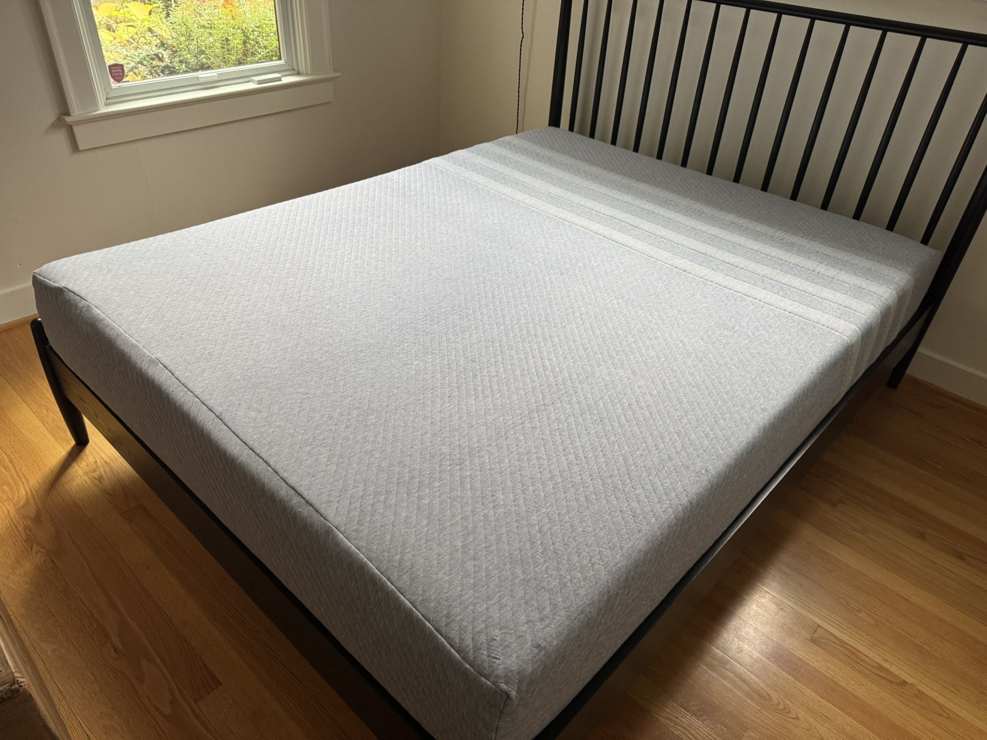 Like New Article Leesa Studio Memory Foam Queen Mattress