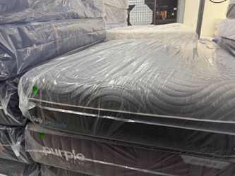 QUEEN SIZE SEALY POSTUREPEDIC HYBRID MATTRESS & BOX SPRING BED SET