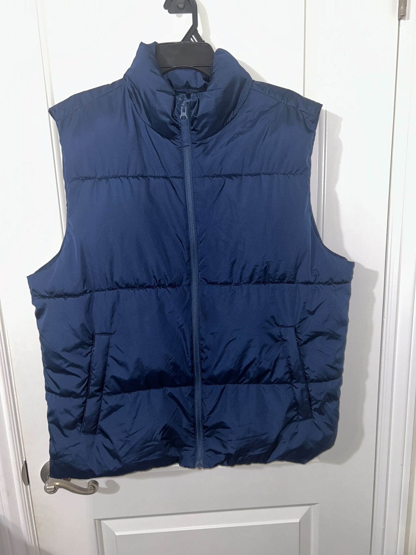 Men’s Size Large Puffer Vest $15