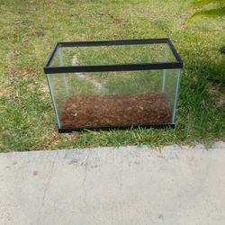 Small Fish tank/ Reptile  20" X 13" X 10.5"