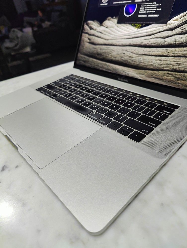 MINT Like New Macbook Pro Retina Touchbar 2.6ghz i7 32g ram FCP & case