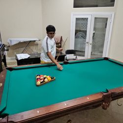 8 Foot CONNELY POOL TABLE  With Que Stand And 2-Chairs 