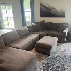 Grey Sectional w/chase and Ottoman