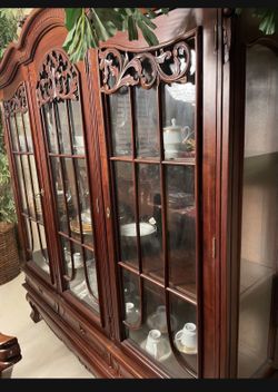 Beautiful Great Condition China Cabinet Solid Wood 