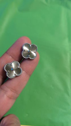 $55 Aretes Plateados Van c. 