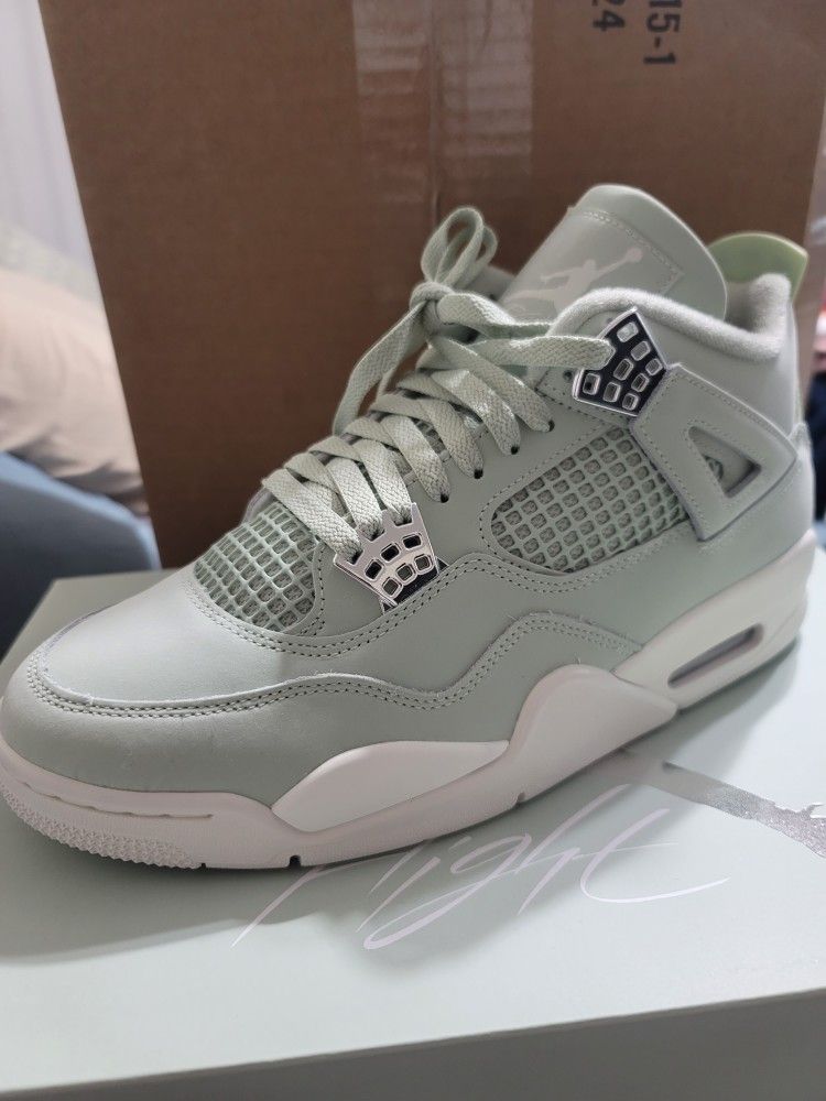 Retro Jordan 4 (Seafoams)