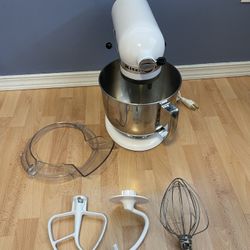 KitchenAid 4.5 QT Tilt Head Stand Mixer