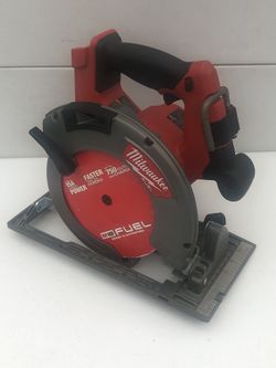 Milwaukee M18 FUEL 18-Volt Lithium-Ion Brushless Cordless 7-1/4 in. Circular Saw (Tool-Only)