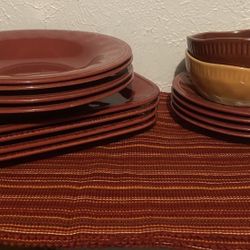 14 Pc Rachael Ray Dish Set &4 Placemats  Like New