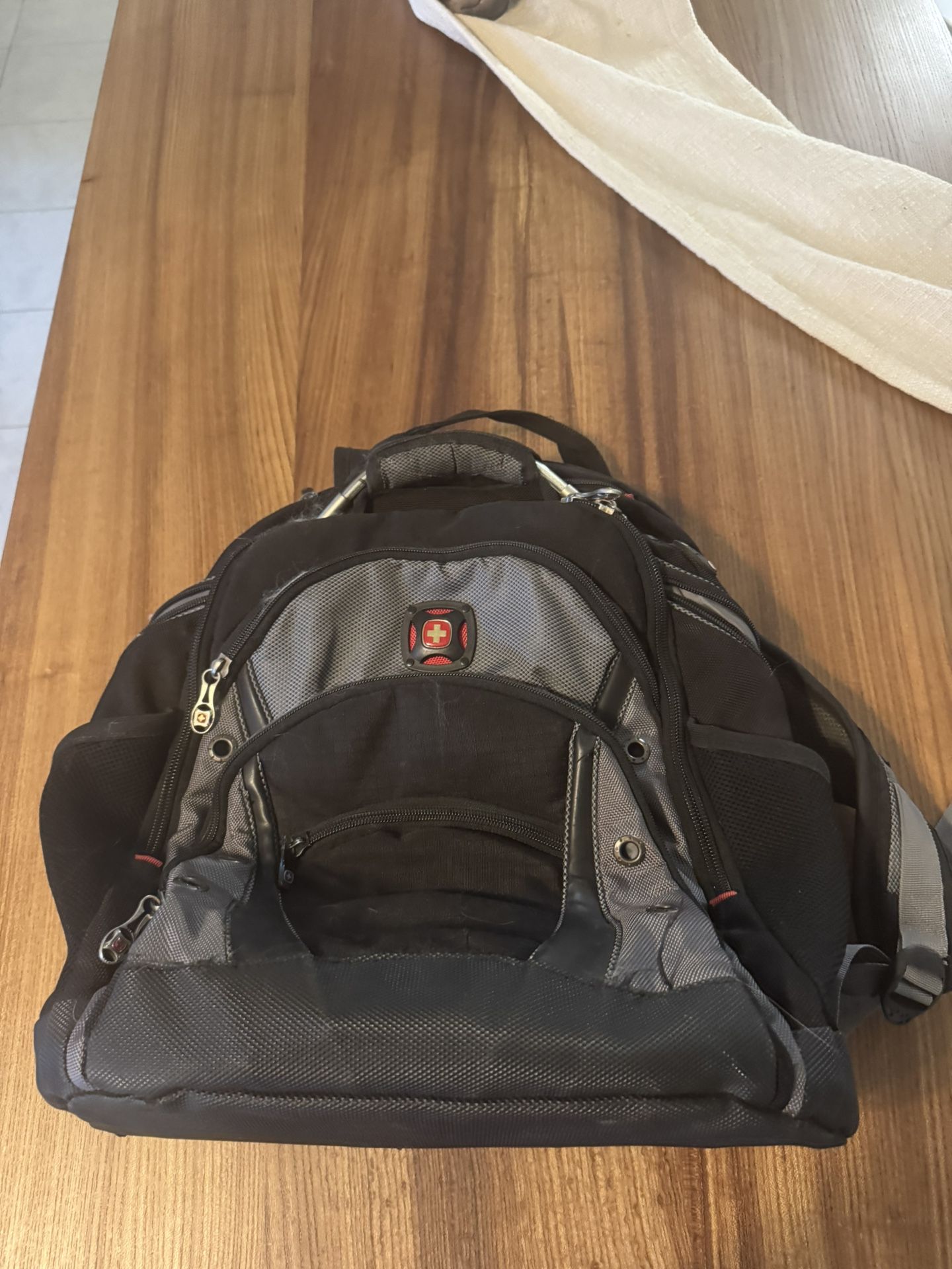 SwissGear Backpack – Excellent Condition – Heavy Duty & Comfortable