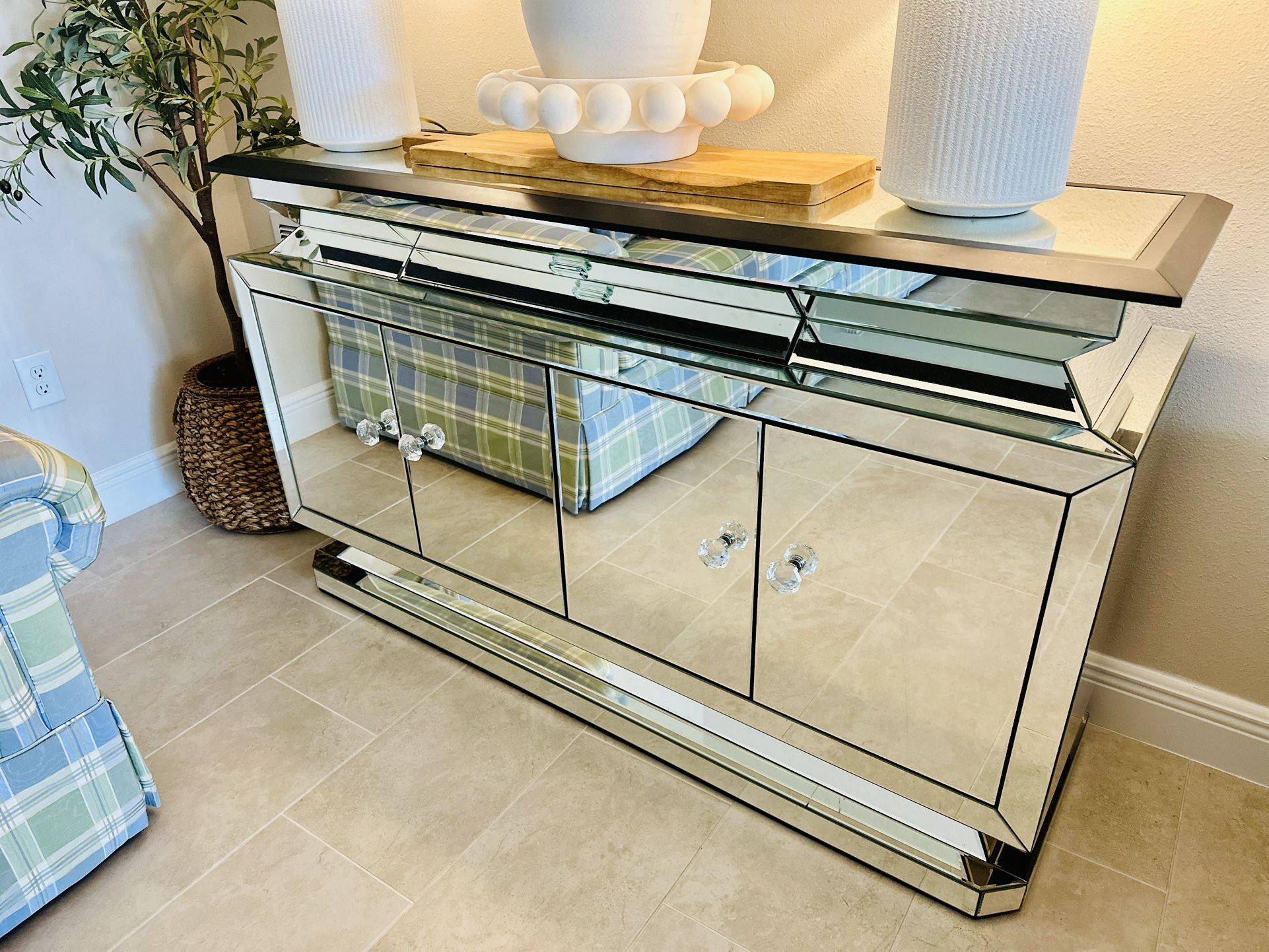 Mirrored Console