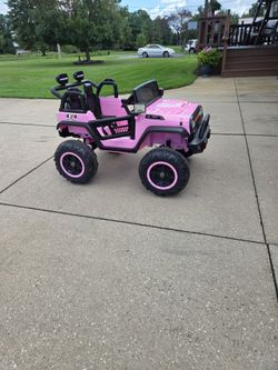 Battery powered Hikole 4x4 jeep 4 wheel drive