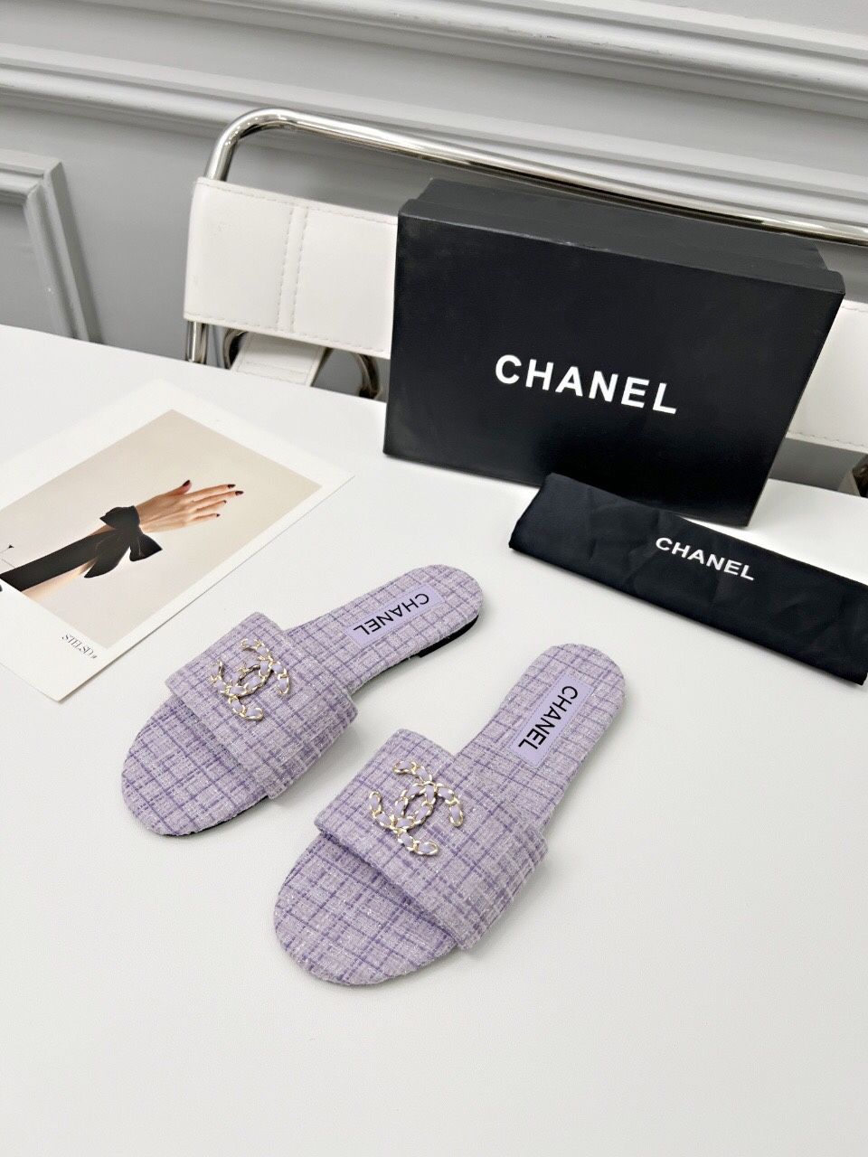 A pair of women's popular summer slippers