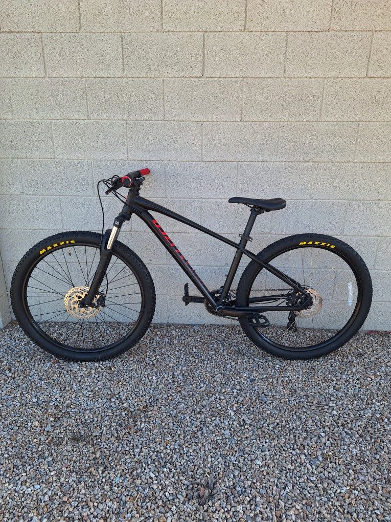 SPECIALIZED PITCH 27.5 INCH MOUNTAIN BIKE LIKE NEW ( CHECK MY OTHER BIKES)