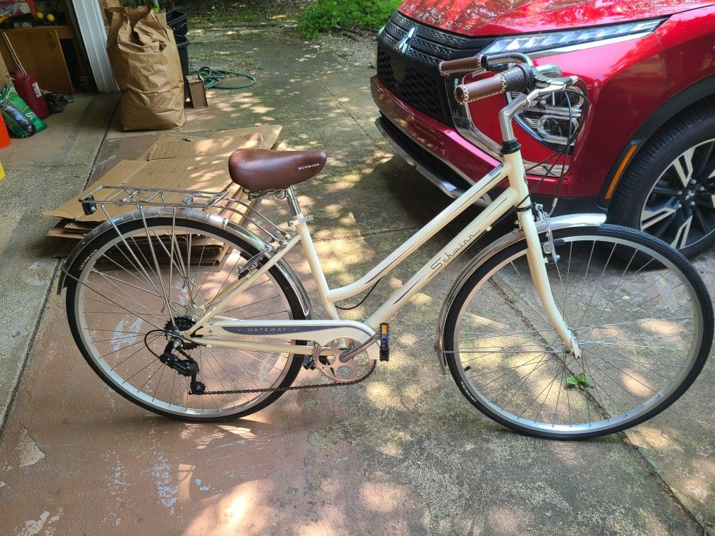 Schwinn Women's 28" Gateway Bike