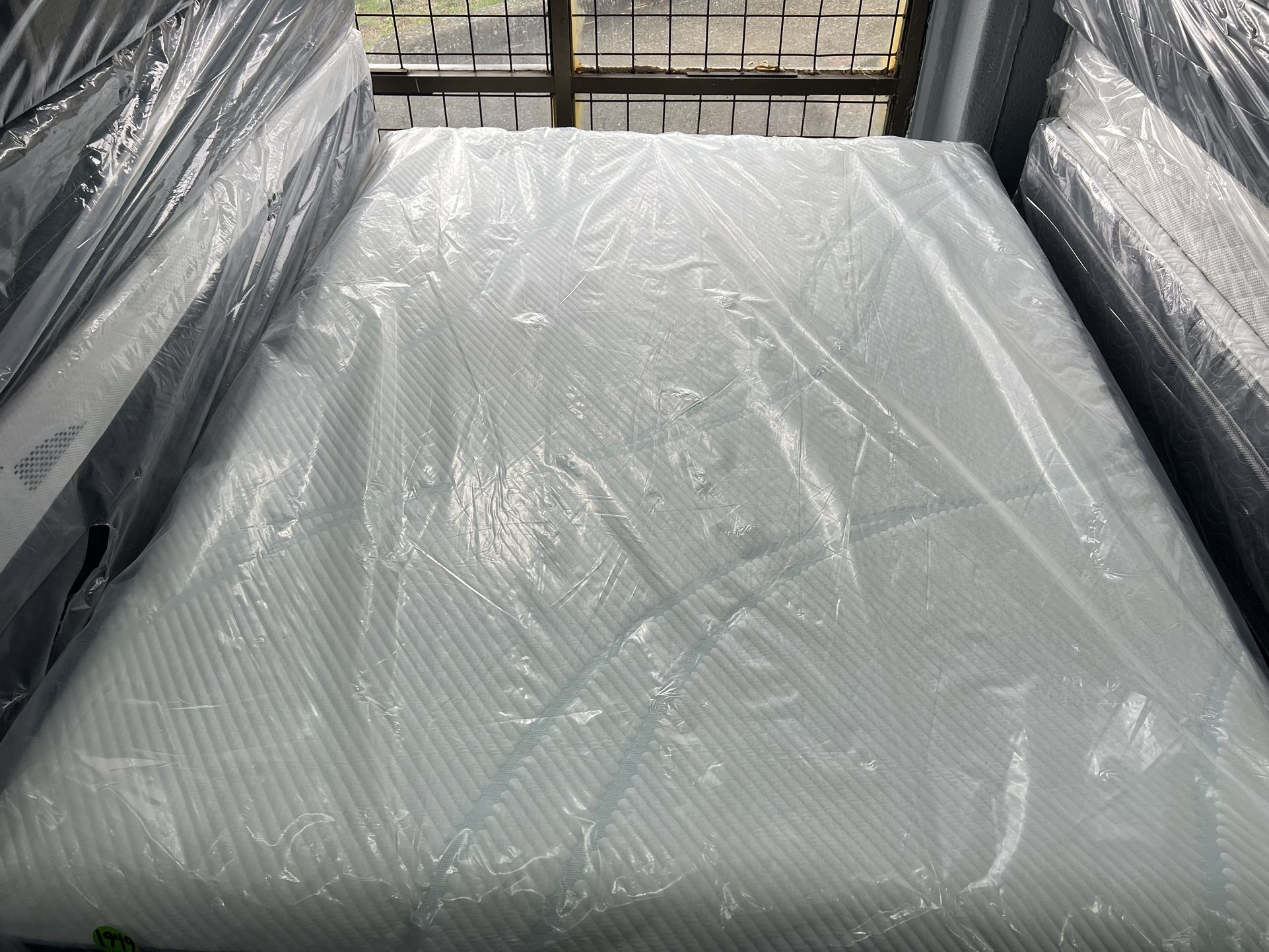 QUEEN SIZE TEMPURPEDIC PROADAPT (MEDIUM) HYBRID MATTRESS & BOX SPRING BED SET