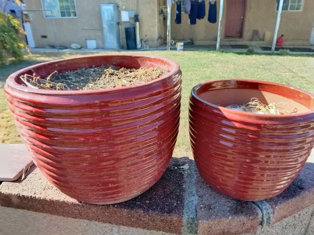 2 CLAY POTS, 'BRICK RED'